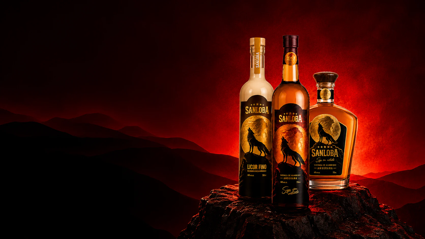 Cachaça Sanloba, Cachaça Sanloba Premium e Licor Sanloba em uma paisagem de montanhas